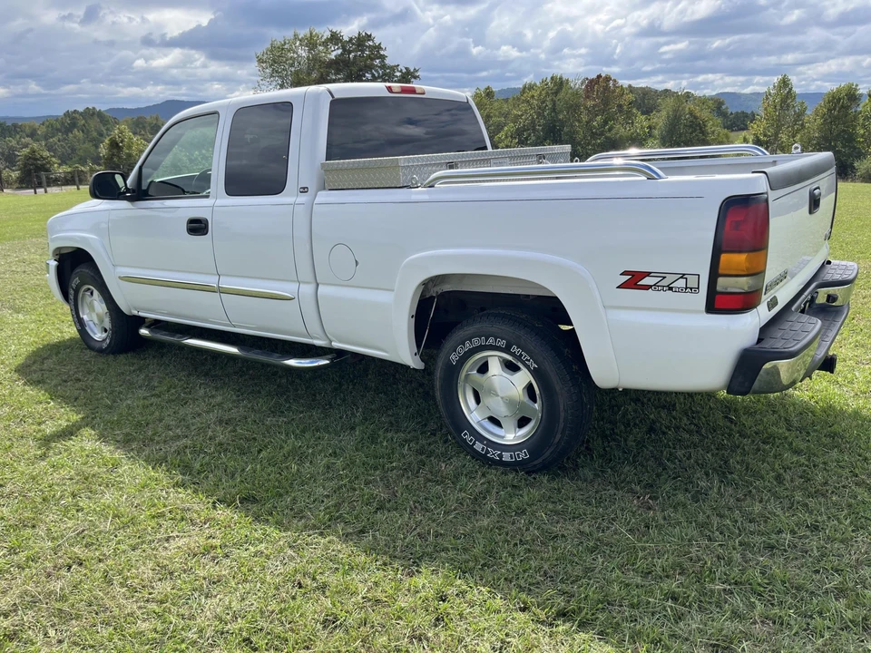 2004 GMC Sierra 2nd Gen - Image 11 of 31