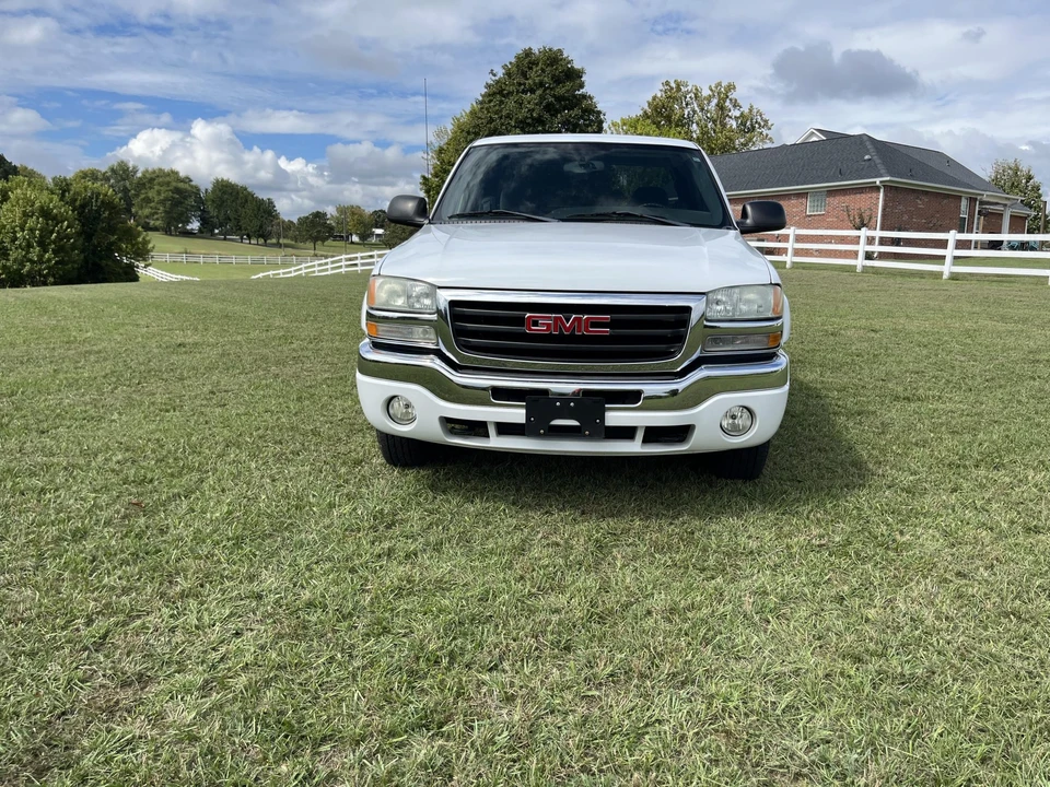 2004 GMC Sierra 2nd Gen - Image 2 of 31