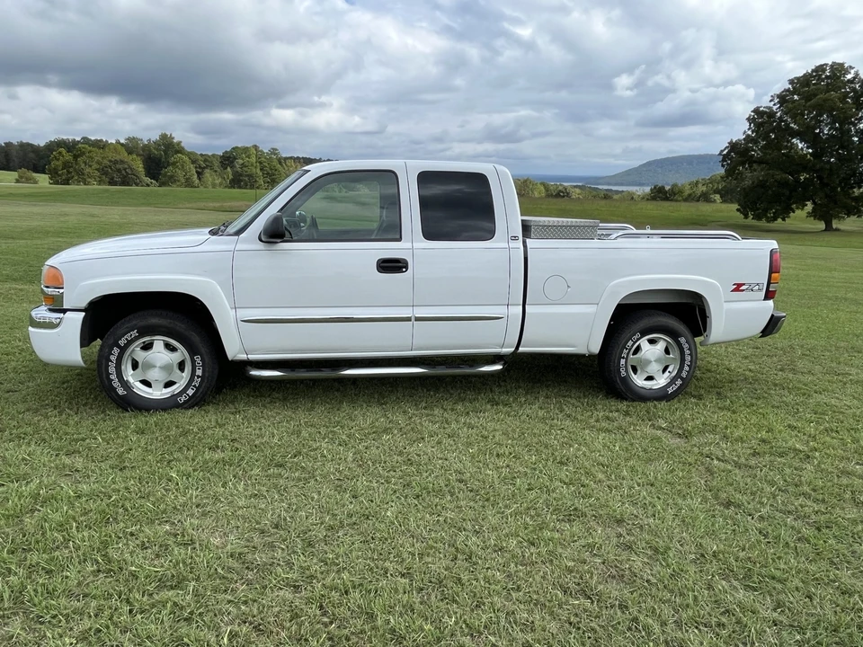 2004 GMC Sierra 2nd Gen - Image 10 of 31