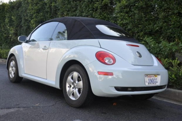 2010 Volkswagen New Beetle - Image 2 of 8