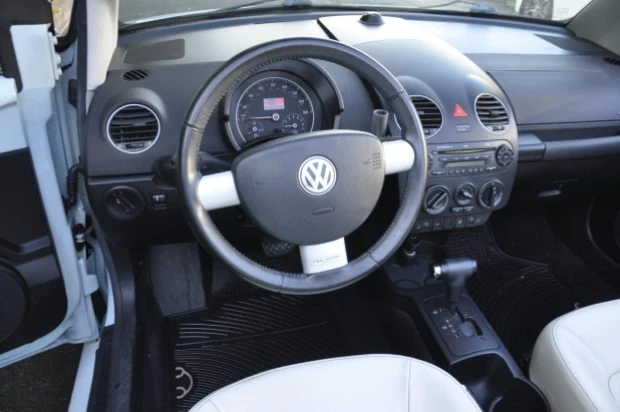 2010 Volkswagen New Beetle - Image 5 of 8