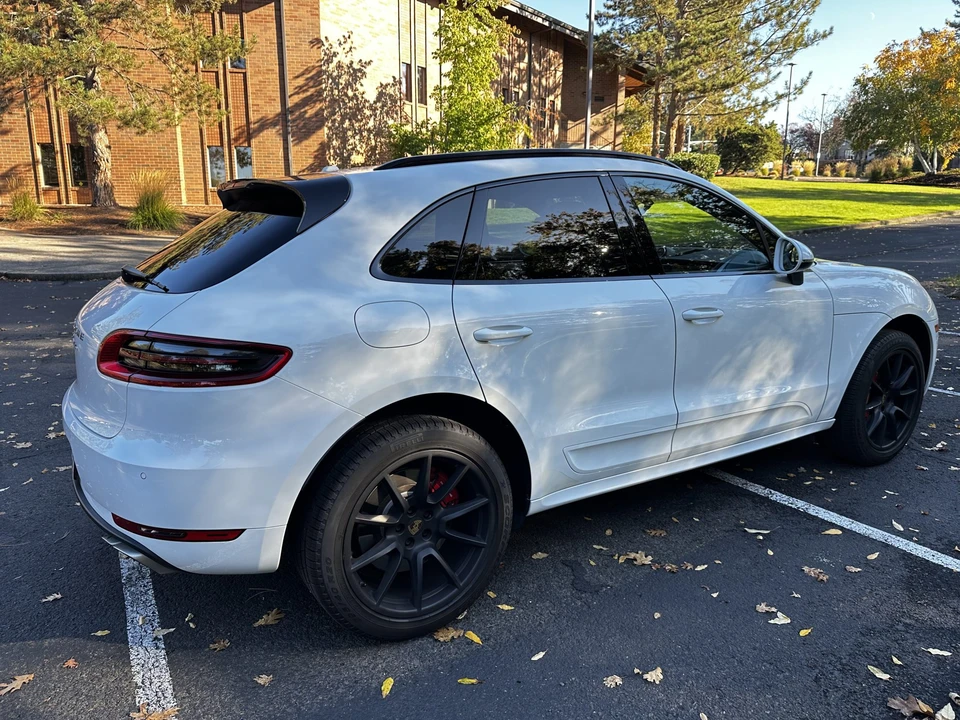 2015 Porsche Macan Turbo - Image 24 of 31