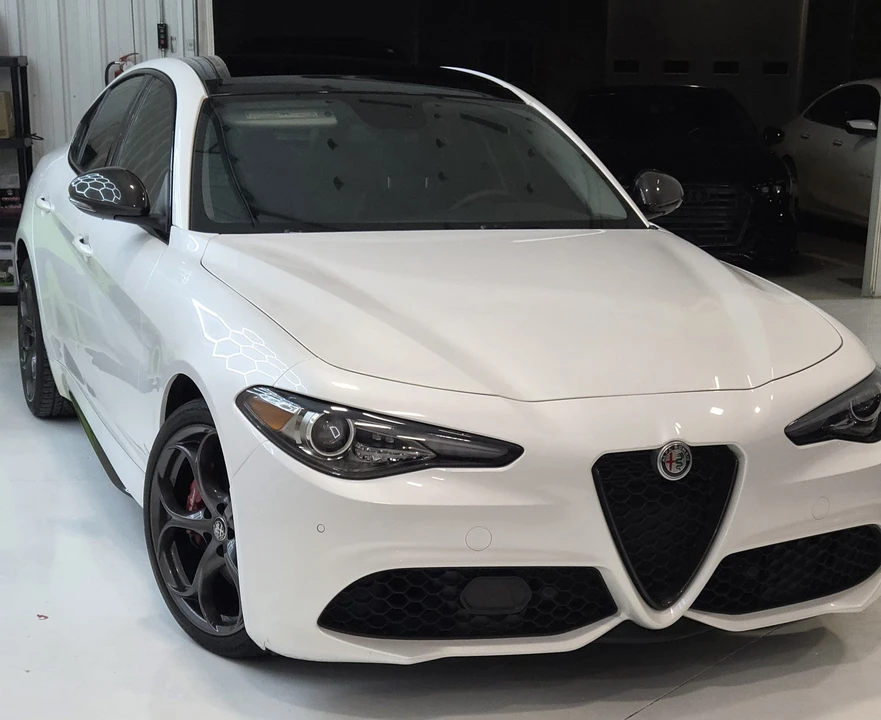 2019 Alfa Romeo Giulia - Image 15 of 31