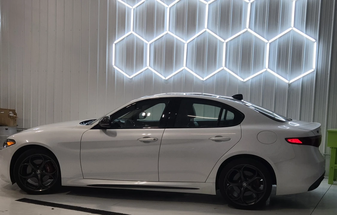 2019 Alfa Romeo Giulia - Image 17 of 31