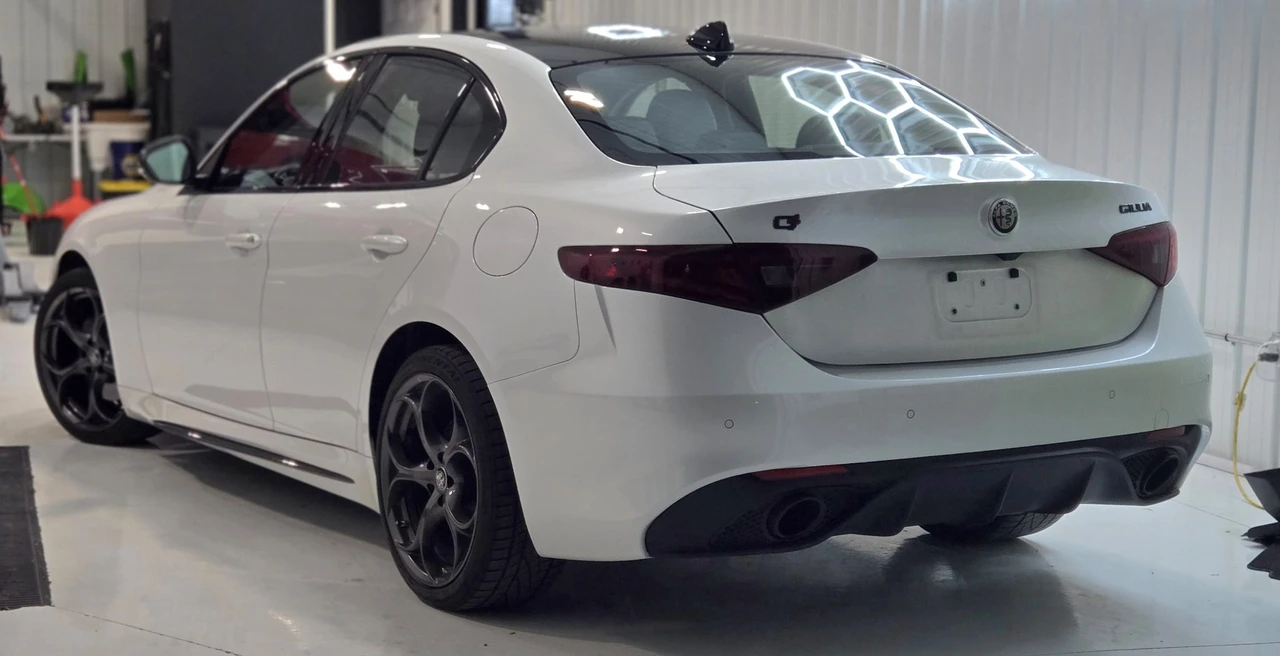 2019 Alfa Romeo Giulia - Image 23 of 31