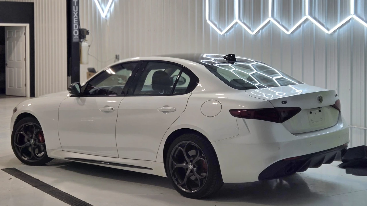 2019 Alfa Romeo Giulia - Image 19 of 31