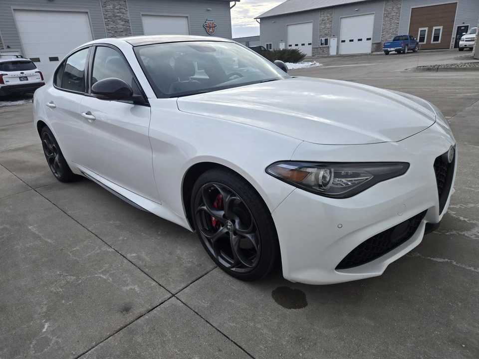 2019 Alfa Romeo Giulia - Image 10 of 31