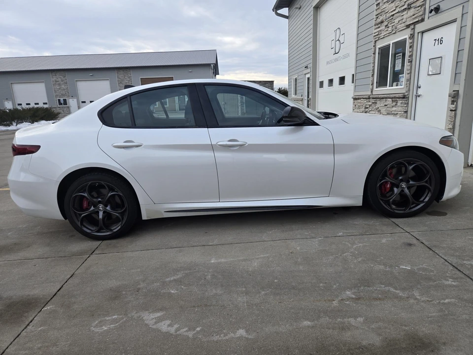 2019 Alfa Romeo Giulia - Image 9 of 31