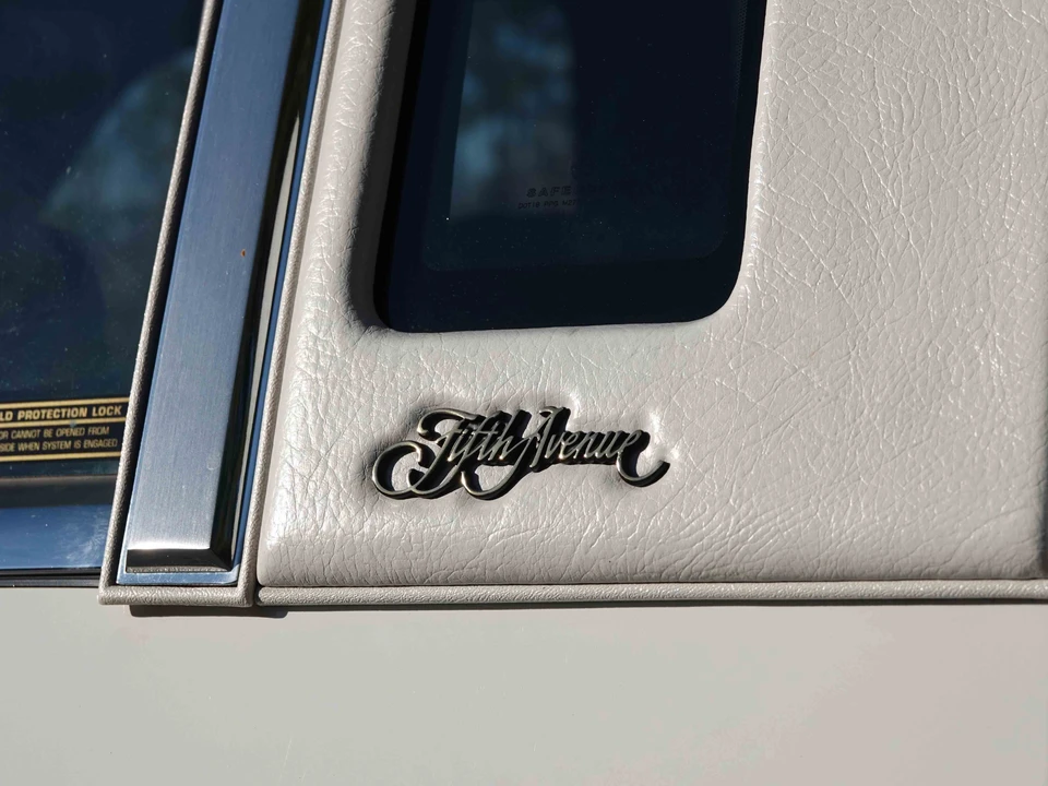 1993 Chrysler New Yorker - Image 23 of 31