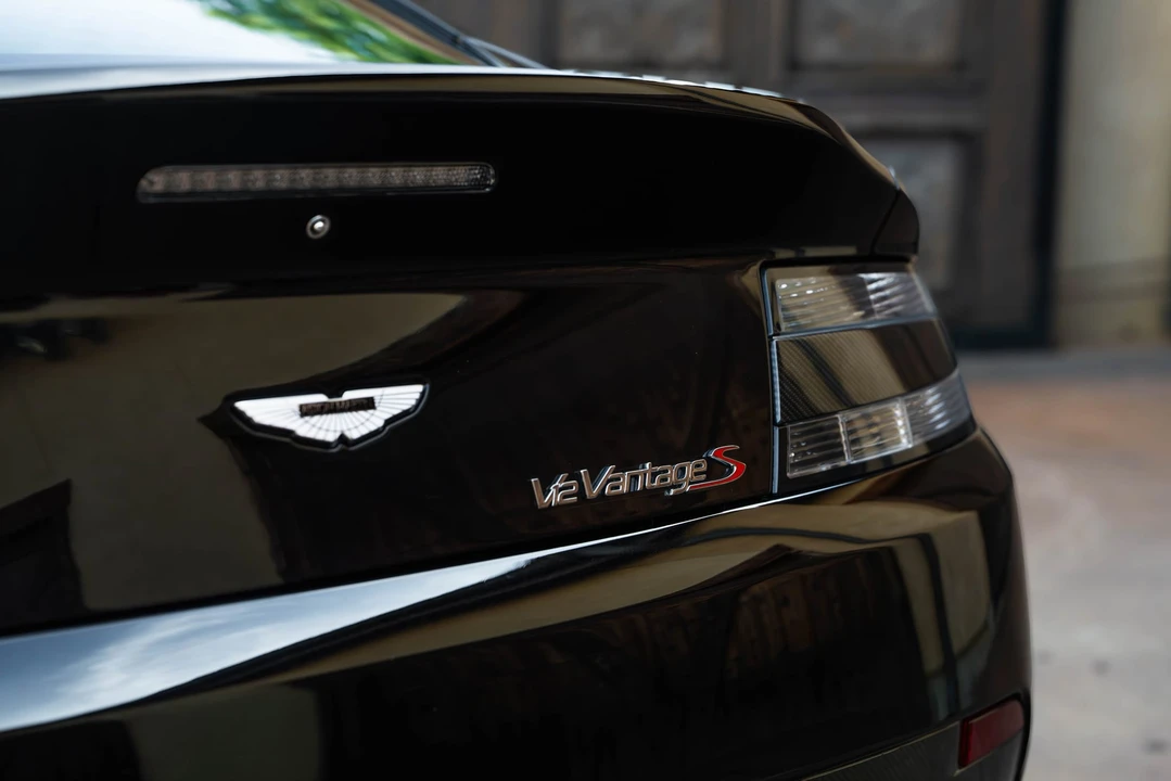 2017 Aston Martin Vantage - Image 19 of 31