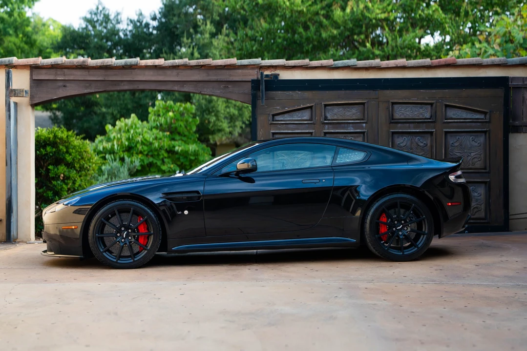 2017 Aston Martin Vantage - Image 9 of 31