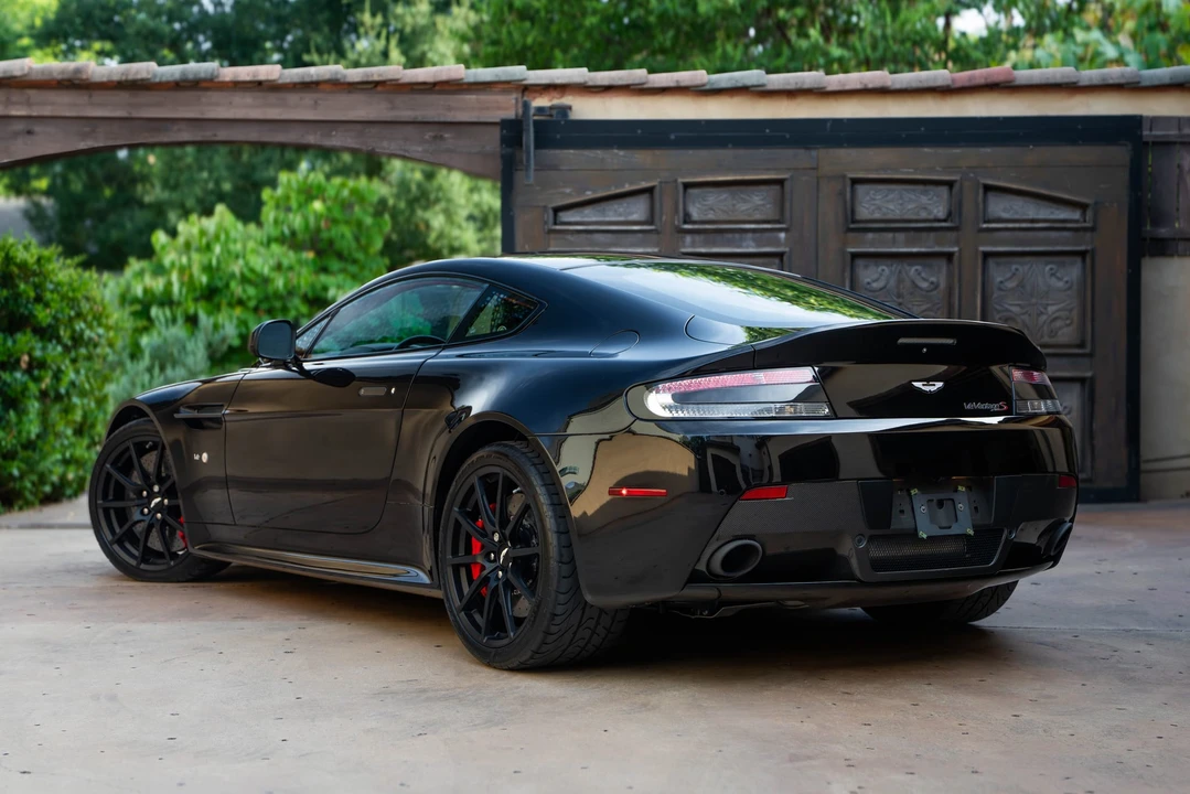 2017 Aston Martin Vantage - Image 8 of 31