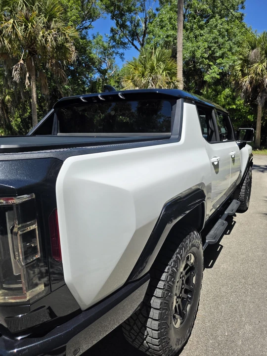 2022 GMC Hummer EV - Image 10 of 31