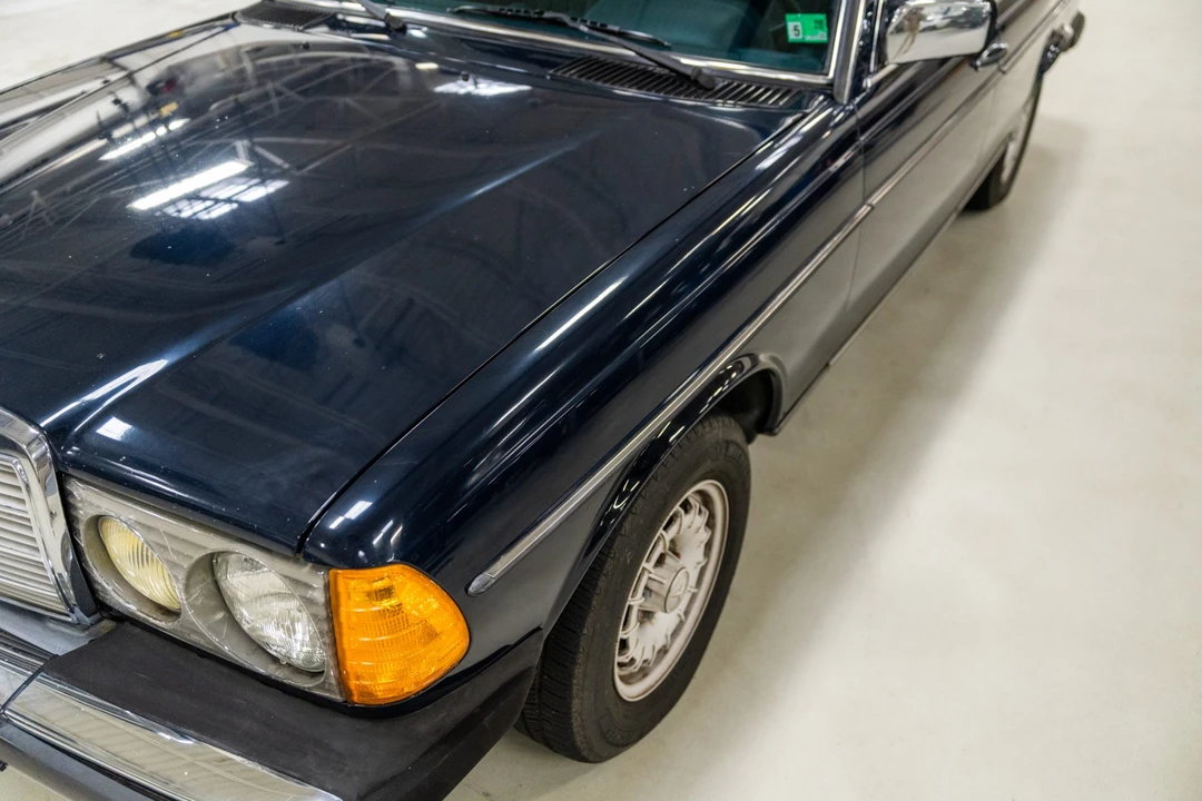 1985 Mercedes-Benz W123 Sedan - Image 25 of 31