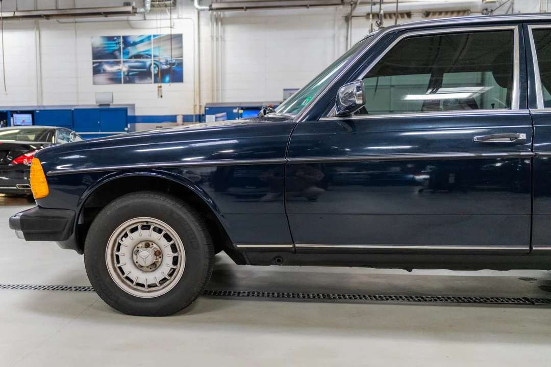 1985 Mercedes-Benz W123 Sedan - Image 15 of 31