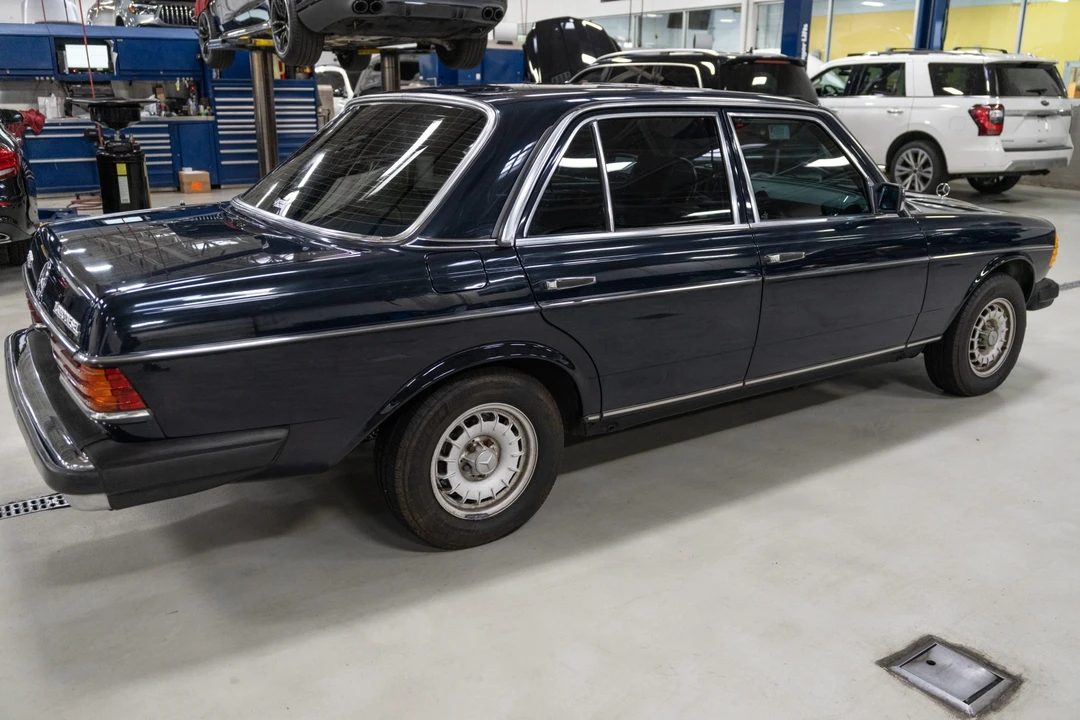 1985 Mercedes-Benz W123 Sedan - Image 8 of 31