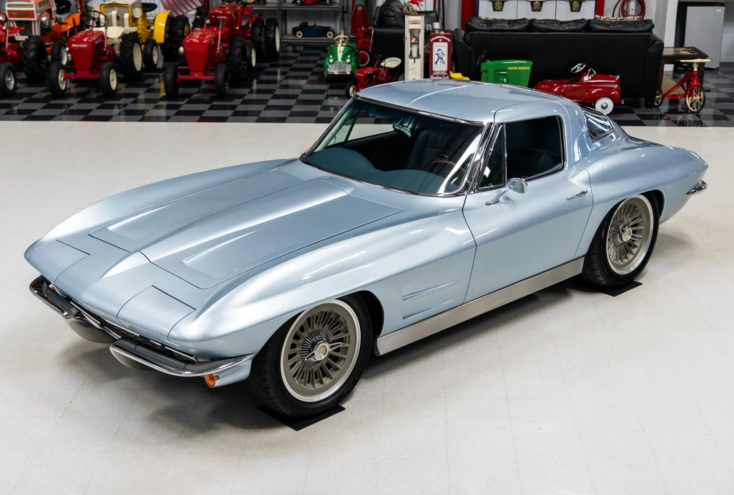 Chevrolet Corvette C2 - Image 2 of 31