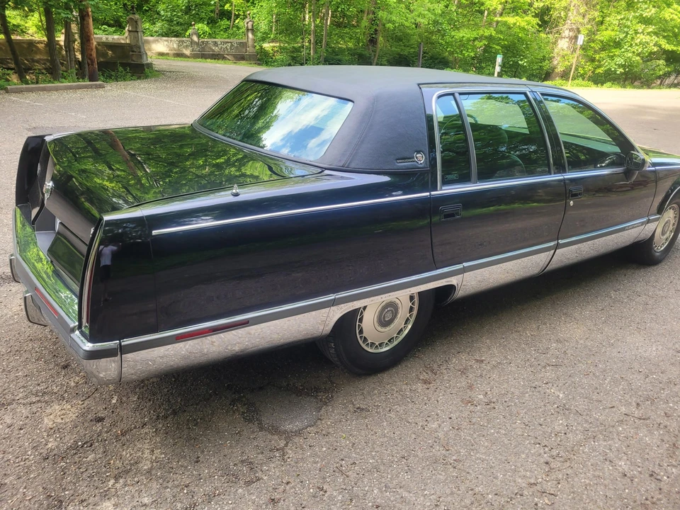 1994 Cadillac Fleetwood - Image 9 of 31