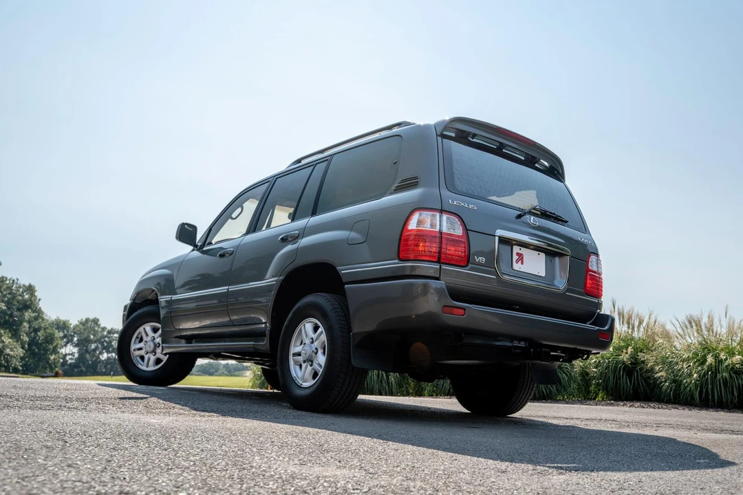 2000 Lexus LX 2nd Gen - Image 21 of 31