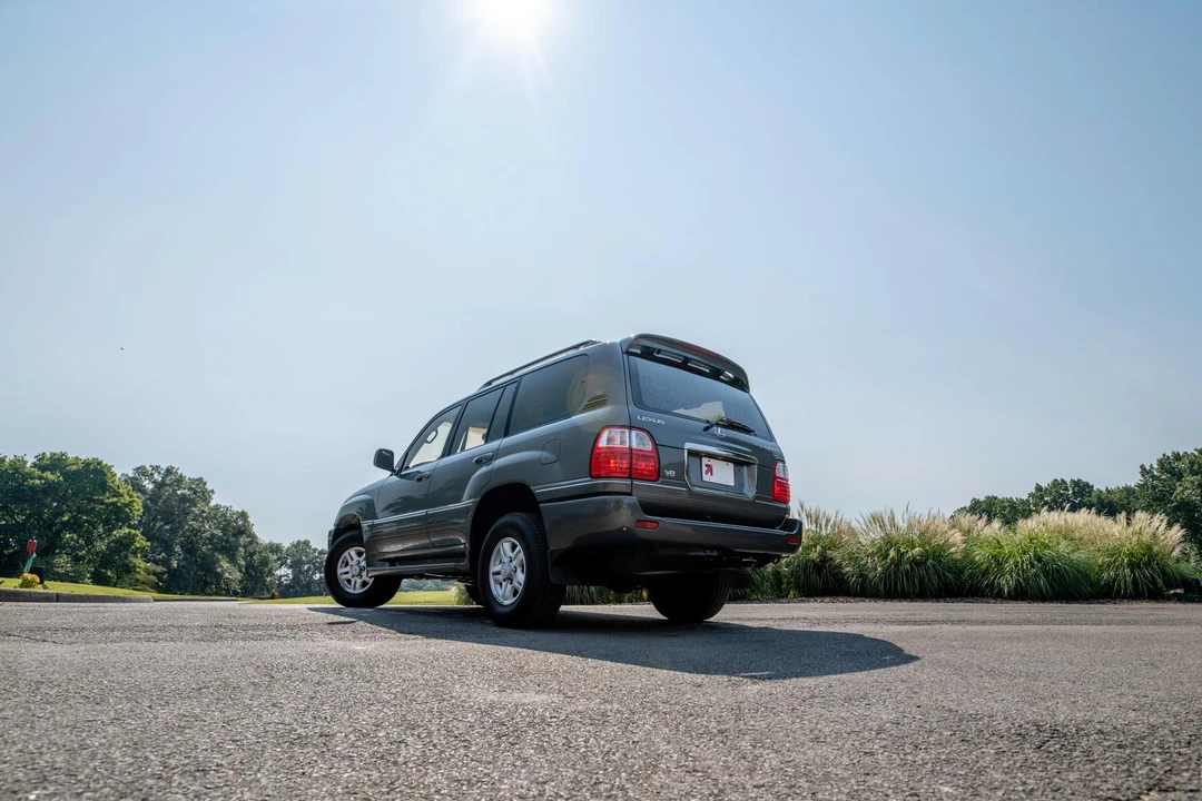 2000 Lexus LX 2nd Gen - Image 19 of 31