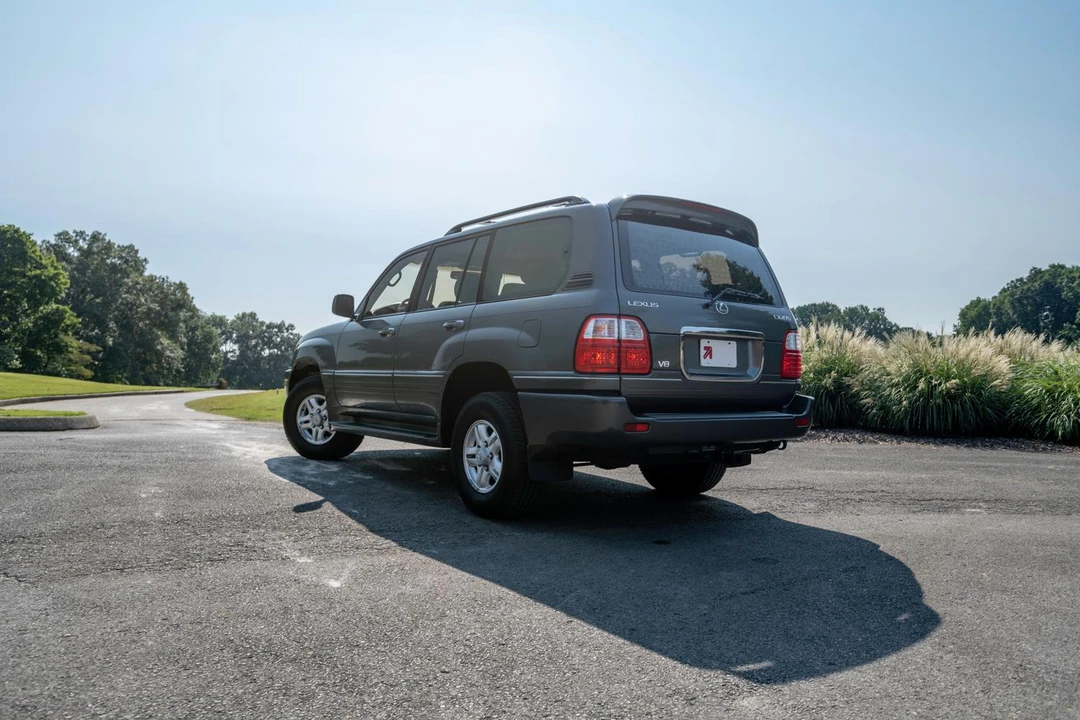 2000 Lexus LX 2nd Gen - Image 22 of 31