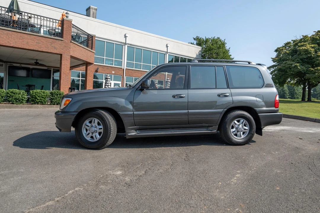 2000 Lexus LX 2nd Gen - Image 17 of 31
