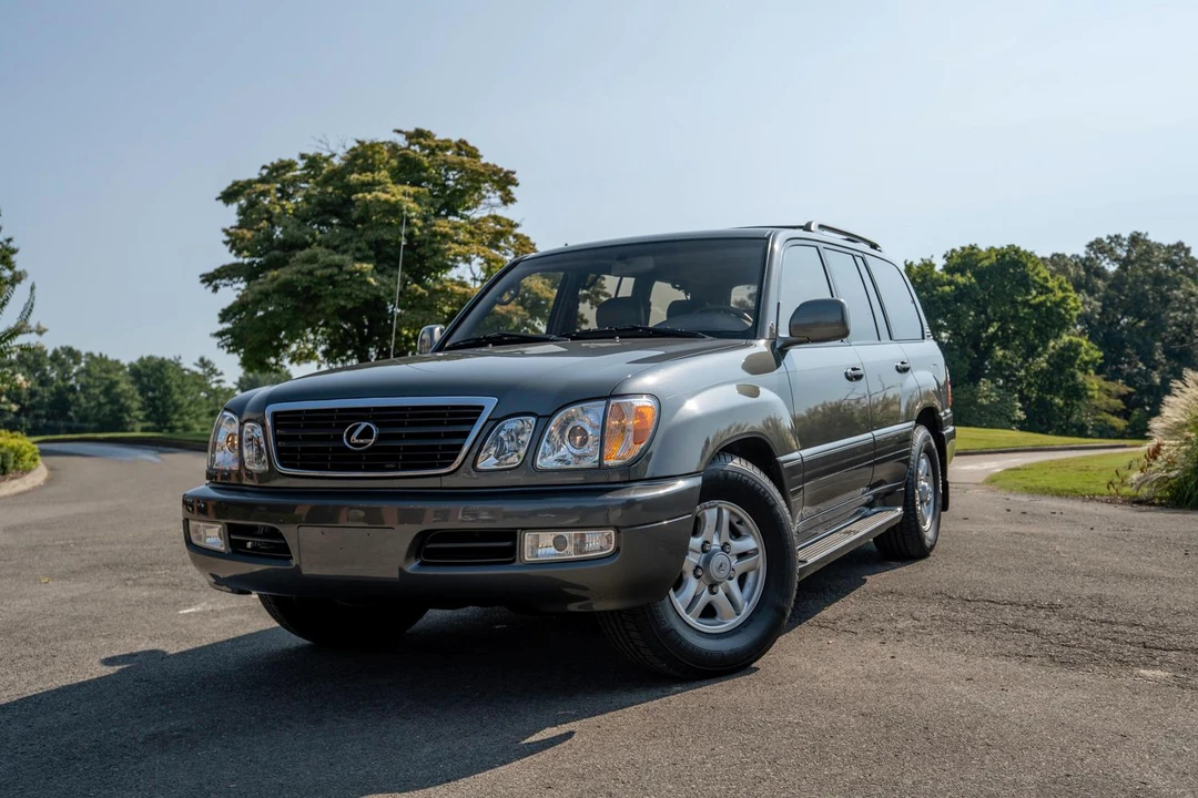 2000 Lexus LX 2nd Gen - Image 2 of 31