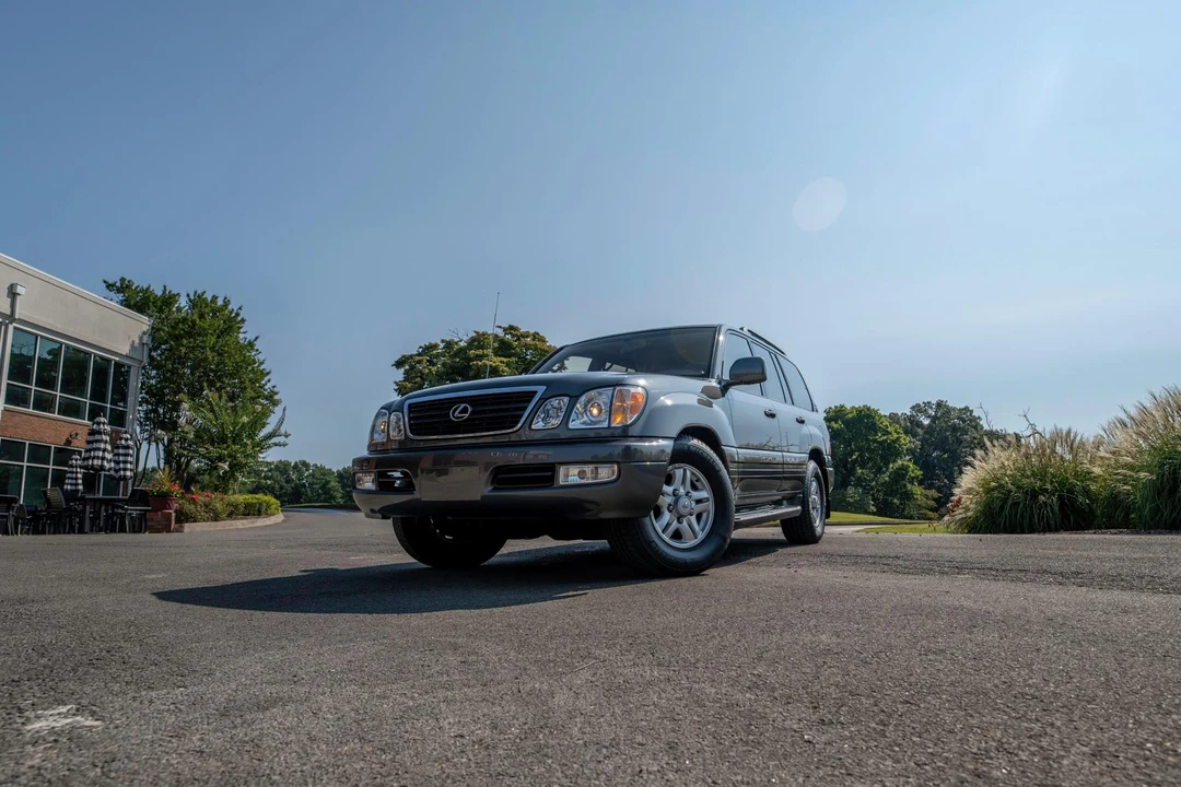 2000 Lexus LX 2nd Gen - Image 10 of 31
