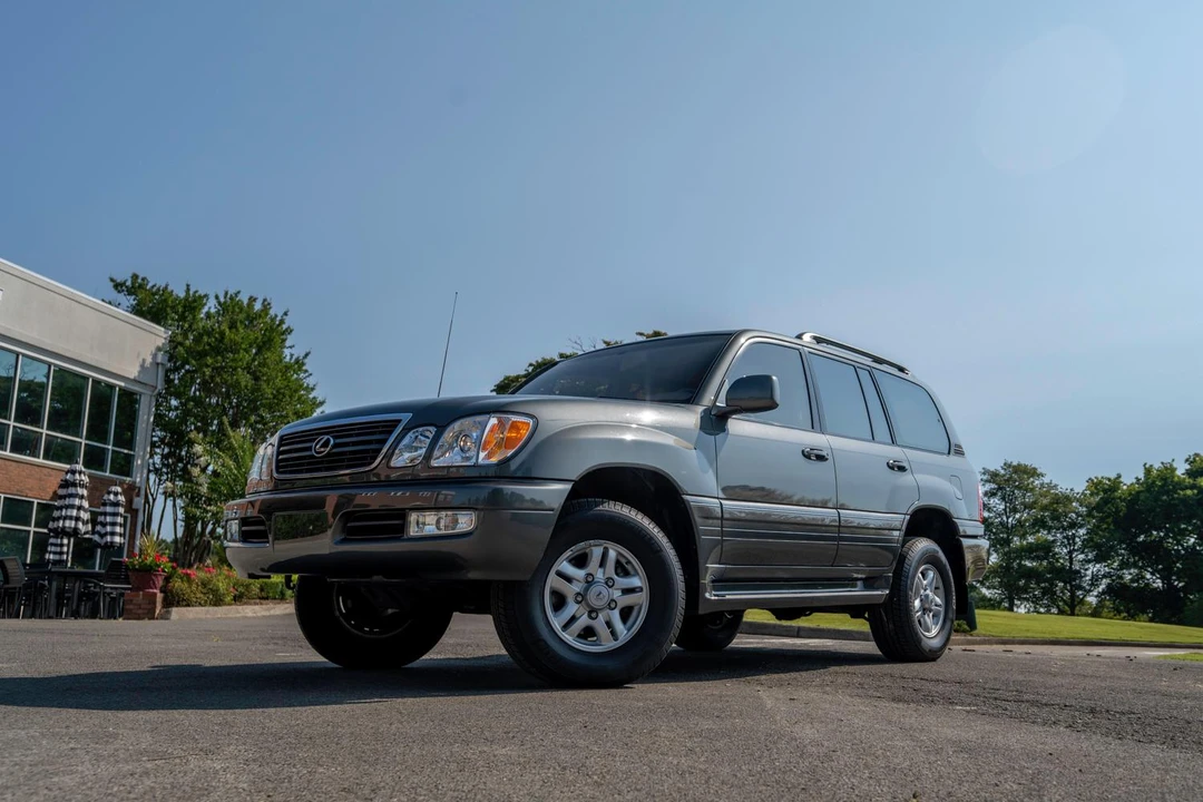 2000 Lexus LX 2nd Gen - Image 11 of 31