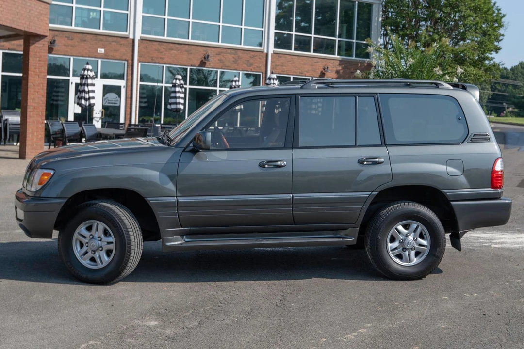 2000 Lexus LX 2nd Gen - Image 18 of 31
