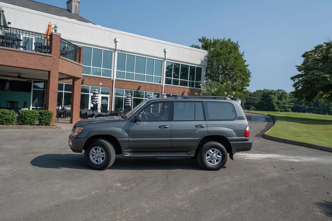 2000 Lexus LX 2nd Gen - Image 16 of 31