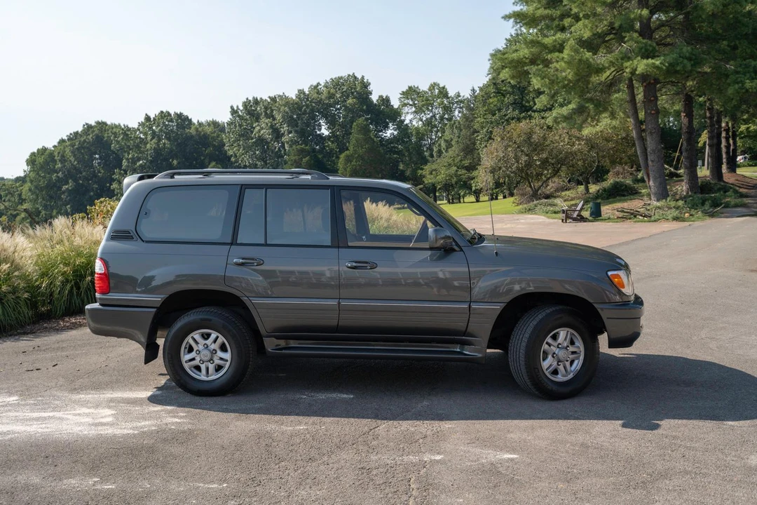 2000 Lexus LX 2nd Gen - Image 26 of 31
