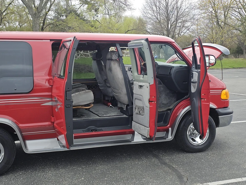 2001 Dodge Ram Van - Image 27 of 31