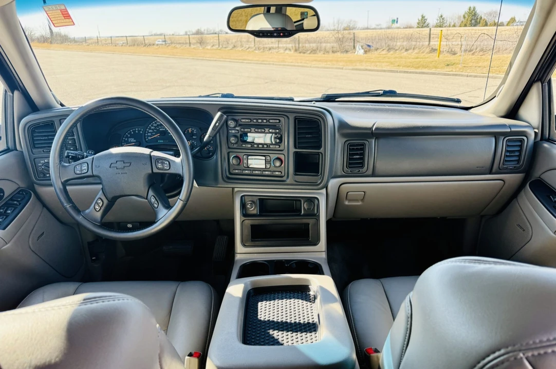 2005 Chevrolet Suburban 9th Gen - Image 5 of 7