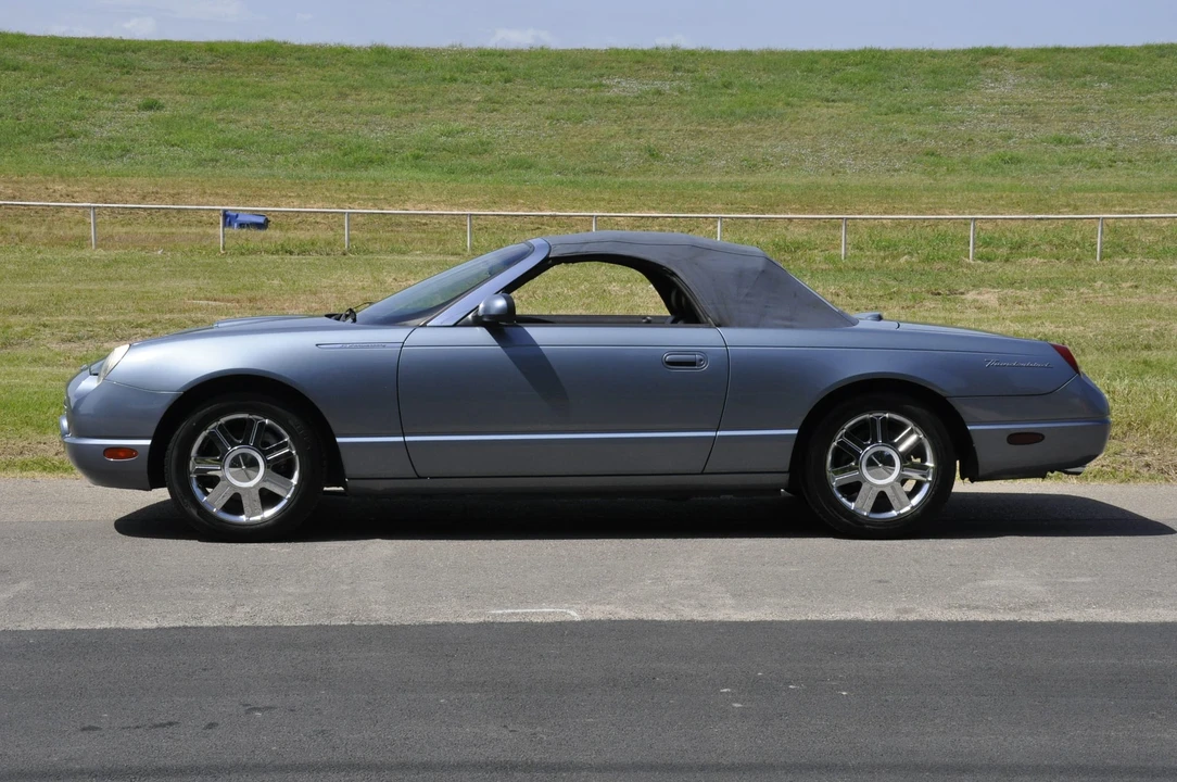 2005 Ford Thunderbird 11th Gen - Image 26 of 31