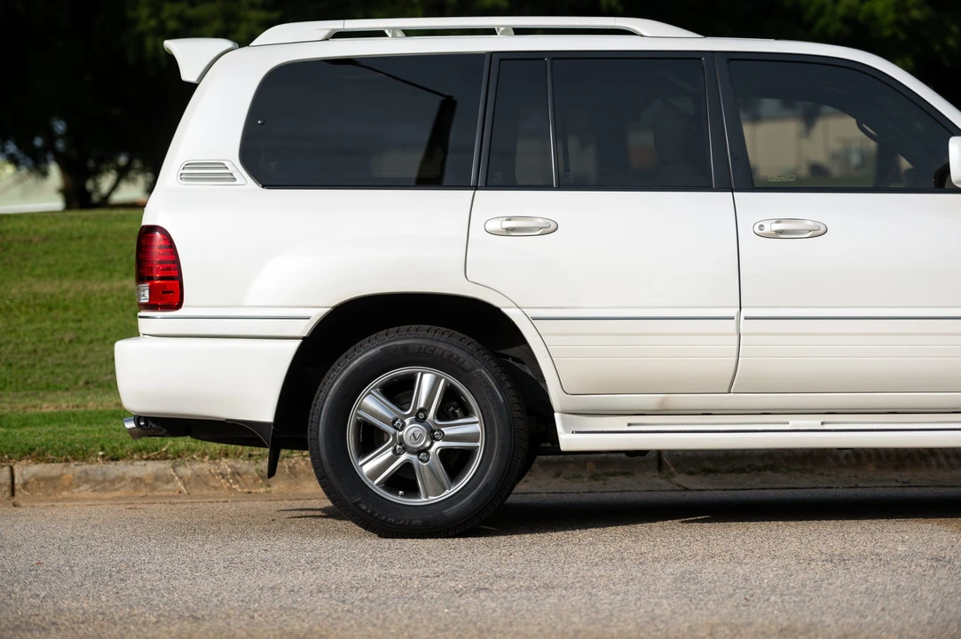 2006 Lexus LX 2nd Gen - Image 23 of 31