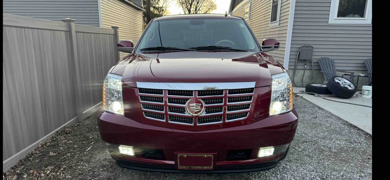 2011 Cadillac Escalade & EXT 3rd Gen - Image 2 of 31