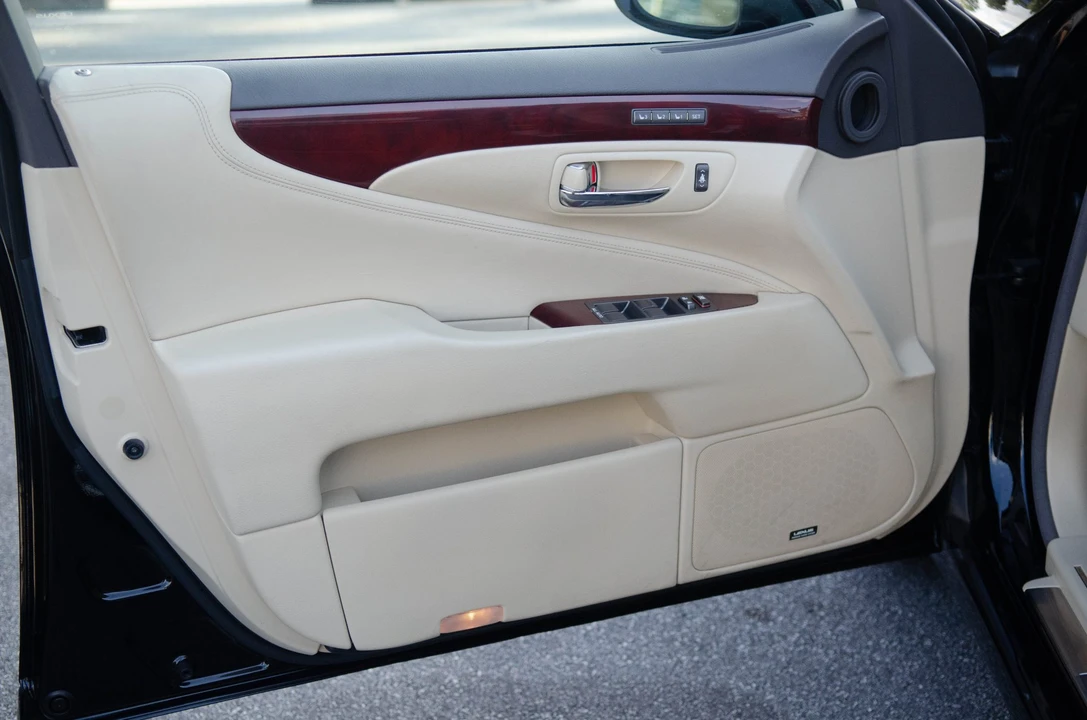 2012 Lexus LS 4th Gen - Image 28 of 31