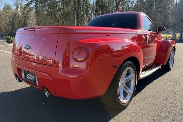 2003 Chevrolet SSR - Image 2 of 8