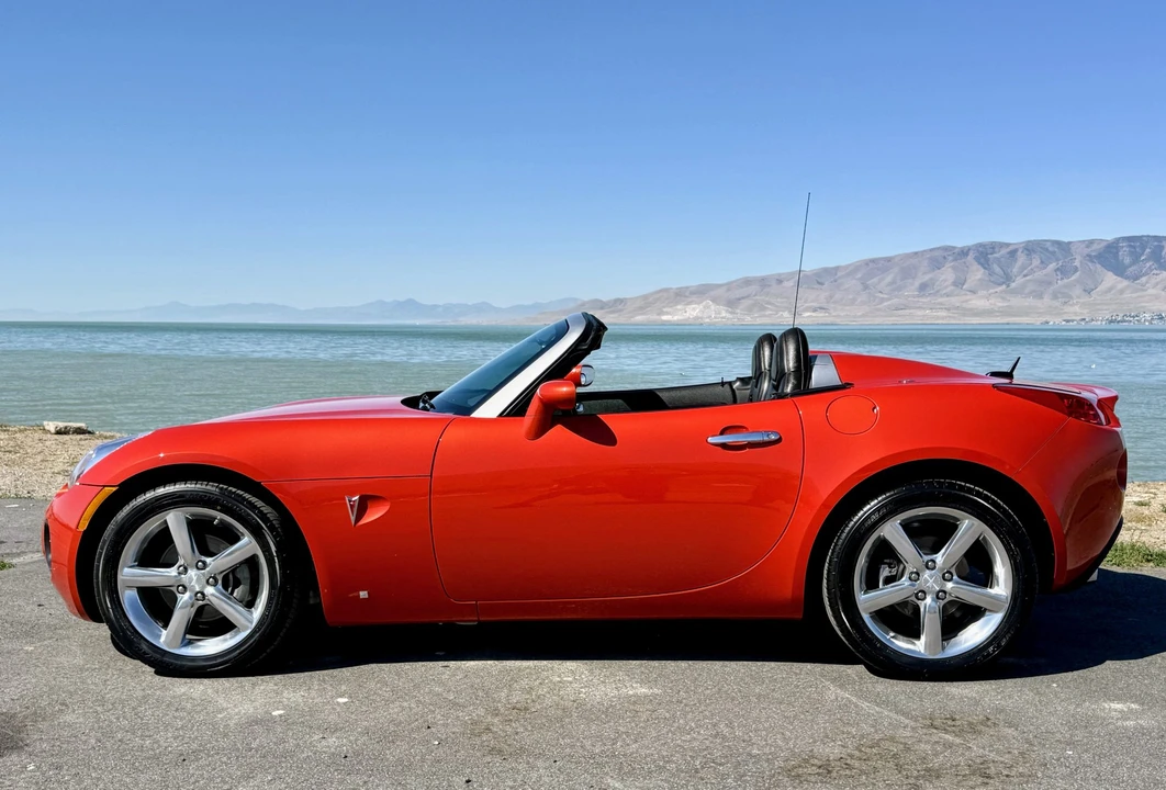 2009 Pontiac Solstice GXP - Image 2 of 31