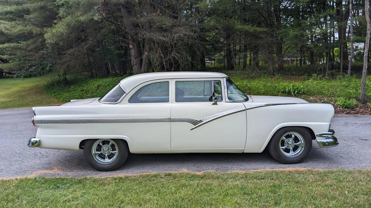 1956 Ford Fairlane 1st Gen - Image 22 of 31