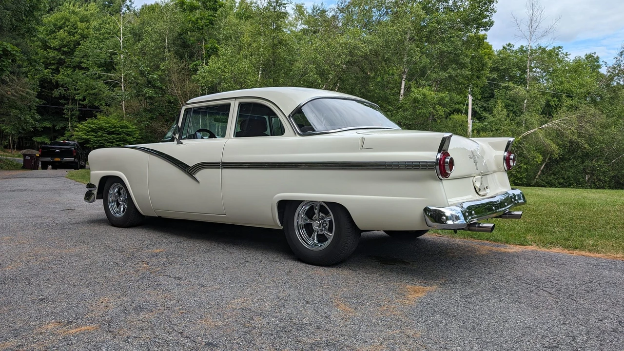 1956 Ford Fairlane 1st Gen - Image 11 of 31