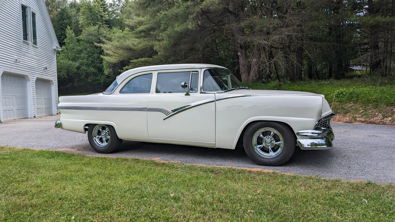 1956 Ford Fairlane 1st Gen - Image 4 of 31