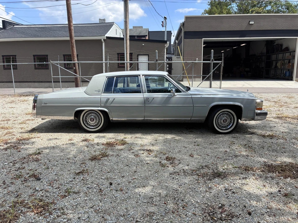 1989 Cadillac Brougham - Image 5 of 31
