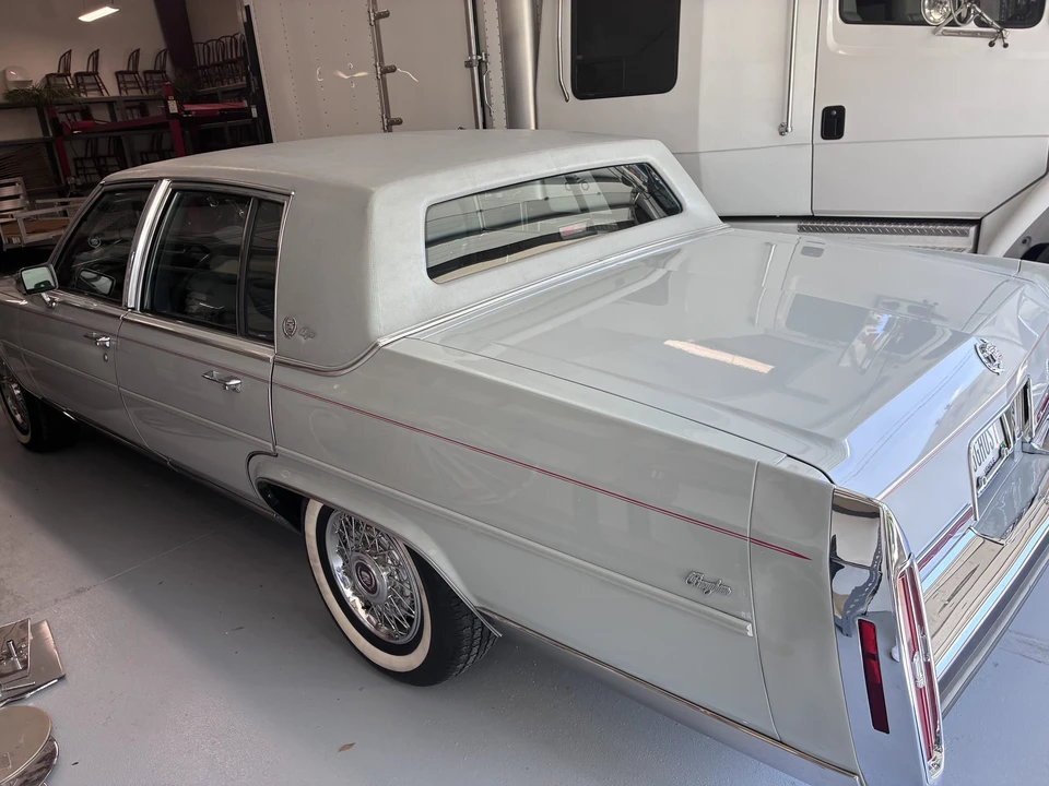 1989 Cadillac Brougham - Image 24 of 31