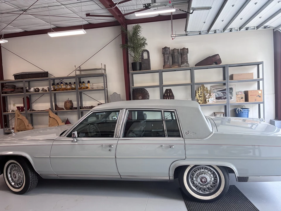 1989 Cadillac Brougham - Image 22 of 31