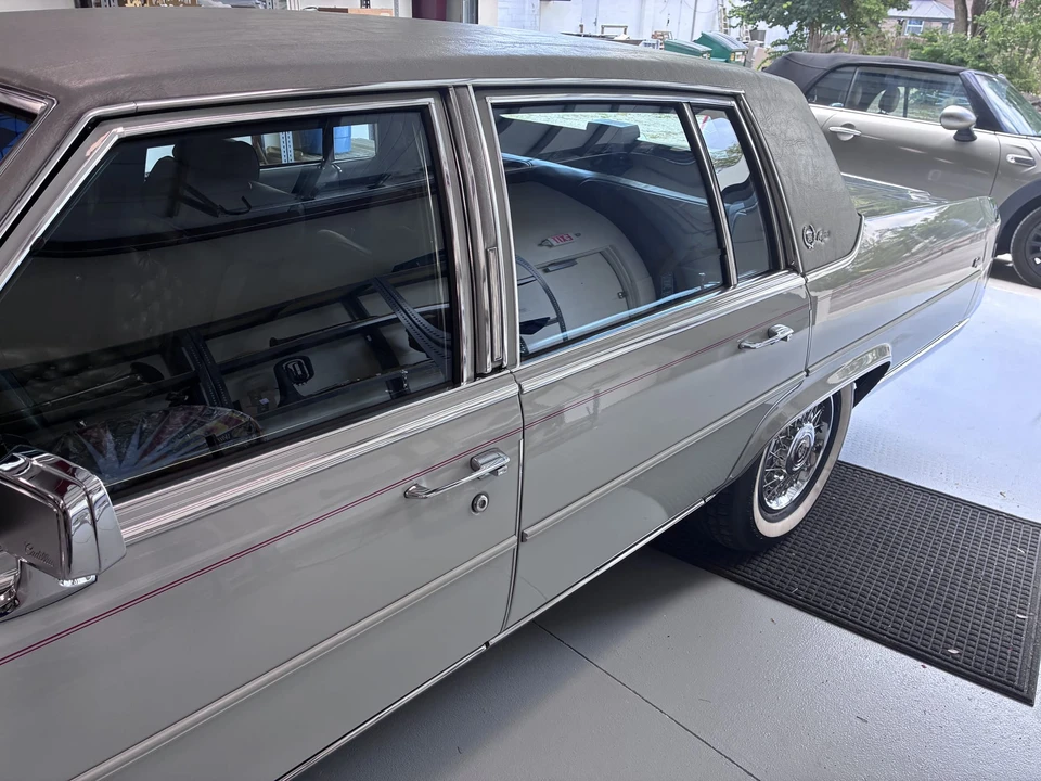 1989 Cadillac Brougham - Image 18 of 31