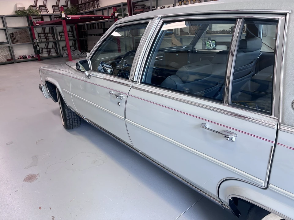 1989 Cadillac Brougham - Image 20 of 31