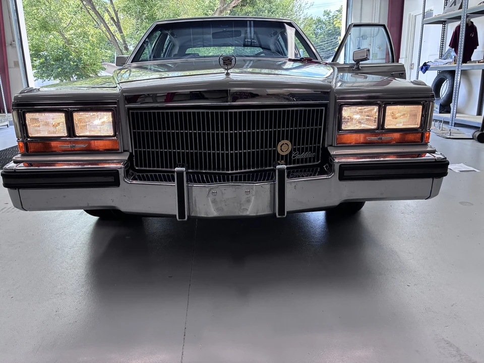 1989 Cadillac Brougham - Image 10 of 31