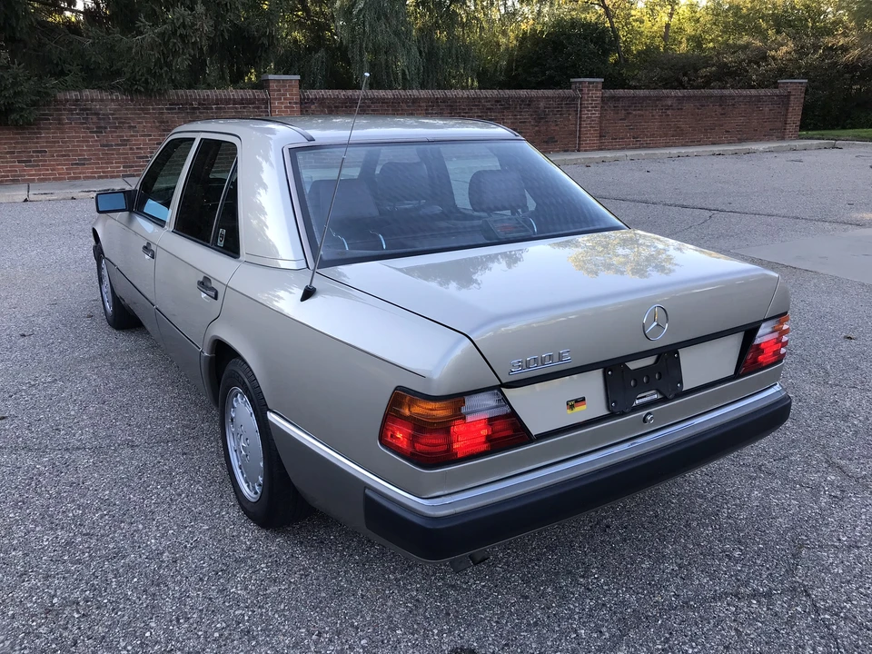 1990 Mercedes-Benz W124 E-Class - Image 12 of 31